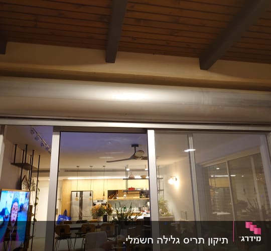 תריס מתכת סגור מעל דלת זכוכית גדולה
